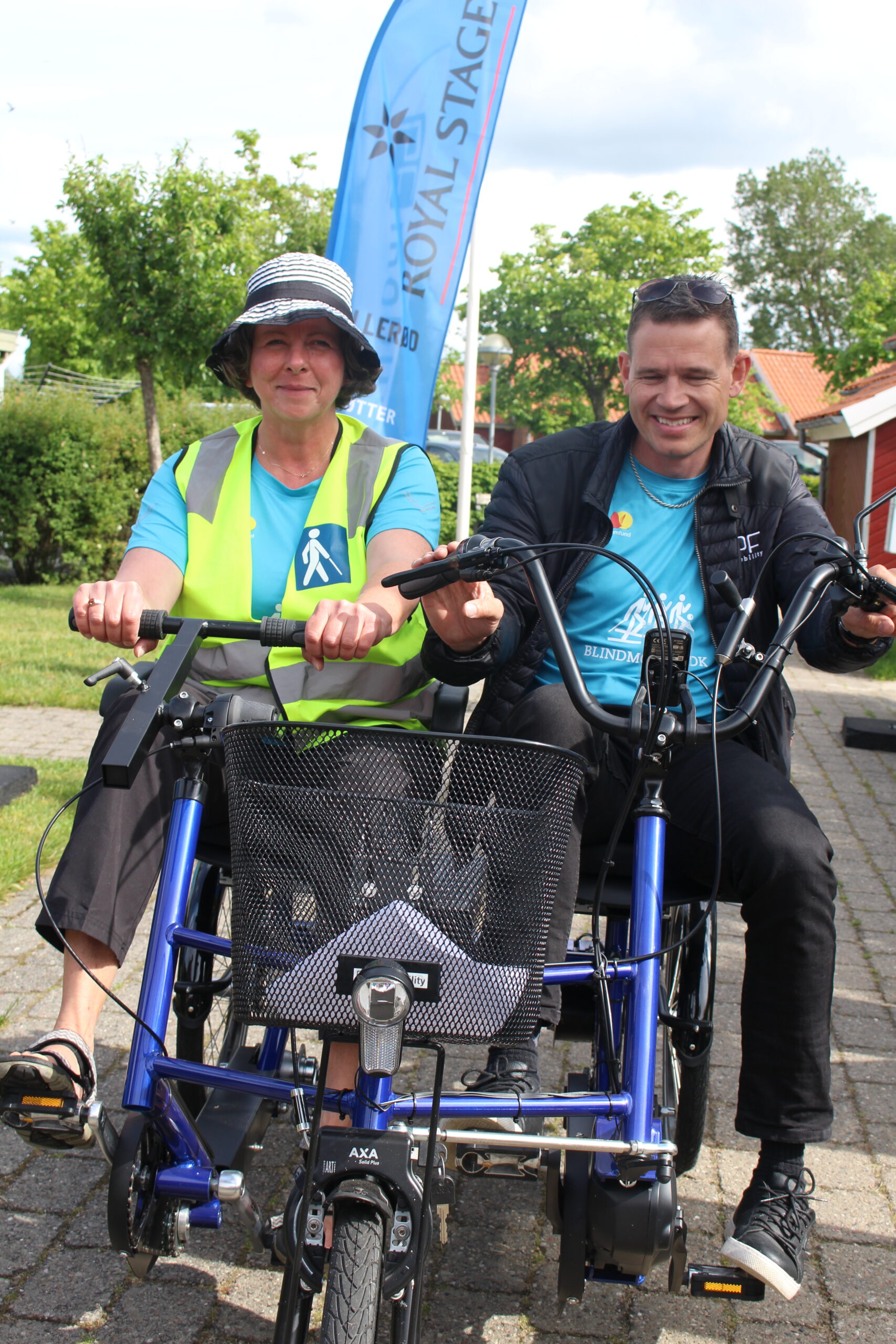 Billede af to smilende mennesker på cykel under legatuddelingen 2020.