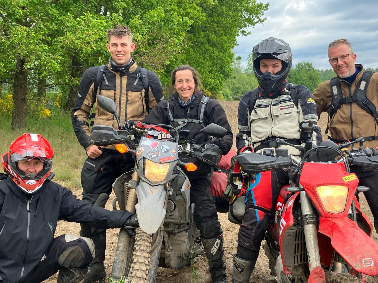 fem smilende motocykelkører