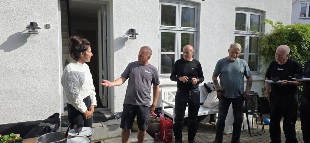 5 mennesker snakker sammen